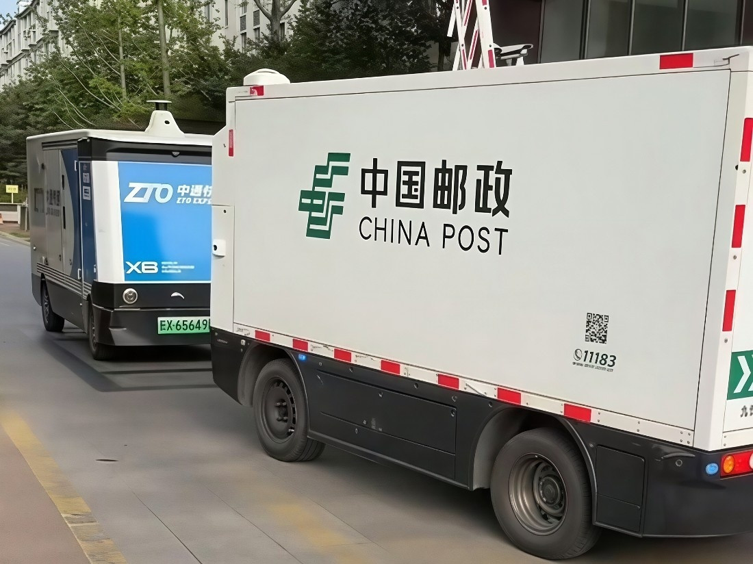 这辆中通无人车有点虎啊，见了上级不知道主动让行中通程序员抓紧落实一下底层代码逻辑
