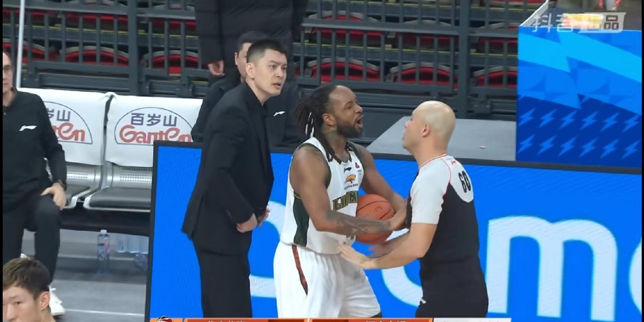 杨鸣是条汉子！输给北京不是坏事，塞翁失马，辽宁队还要感谢三位裁判员，一场比赛把辽