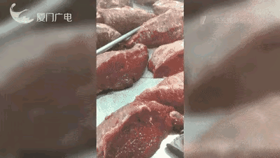 厦门摊贩耍“肉把戏”，159万黑心钱换牢狱灾！家人们，厦门这事儿也太气人又