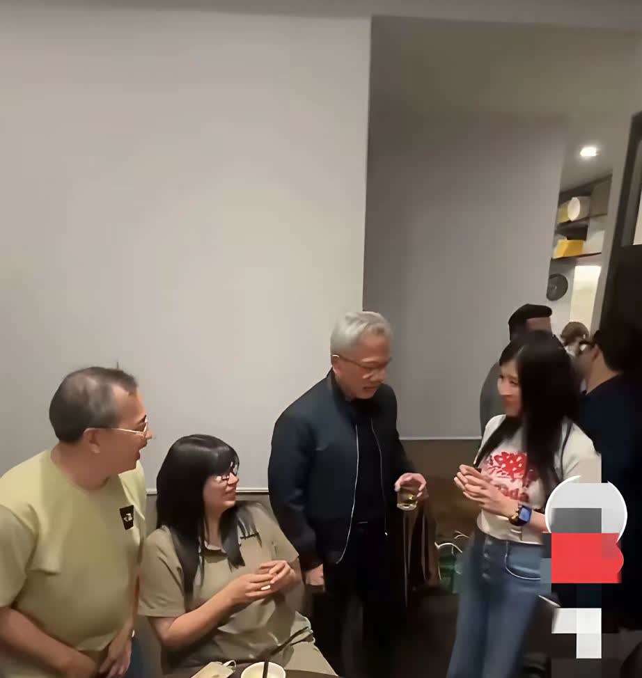 黄仁勋有个挺特别的地方，就是很少只穿一件衣服。大热天里，别人都穿凉快的T