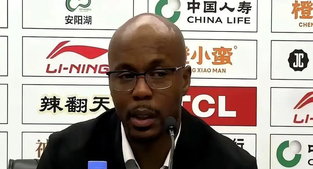 防守他的外教赛后直接摊手：“我的战术板对他失效了。”这个小个子，让对手的包夹计