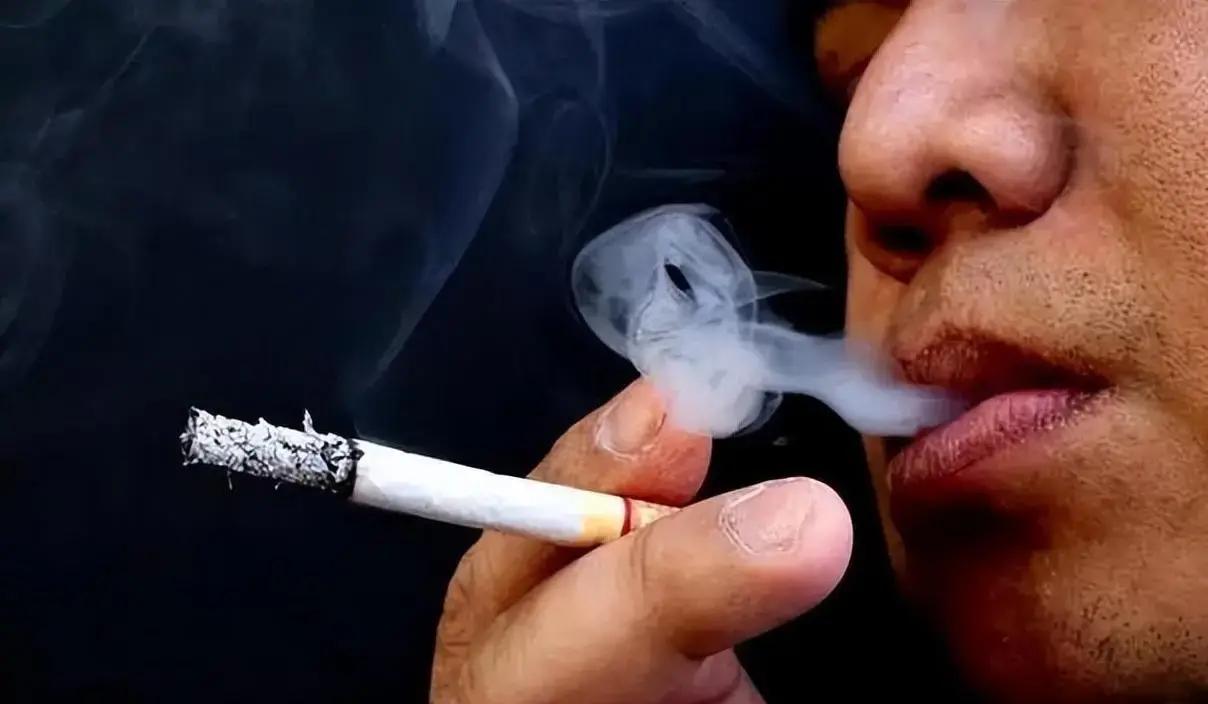 42岁男人聚餐时突然胸痛倒下，急性心肌梗死，医生直指严重高血脂堵了血管，差点没命