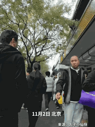 北京牛街这一幕太戳心了！23岁视障女孩独自买包子陌生人的“没事没事”，比寒冬