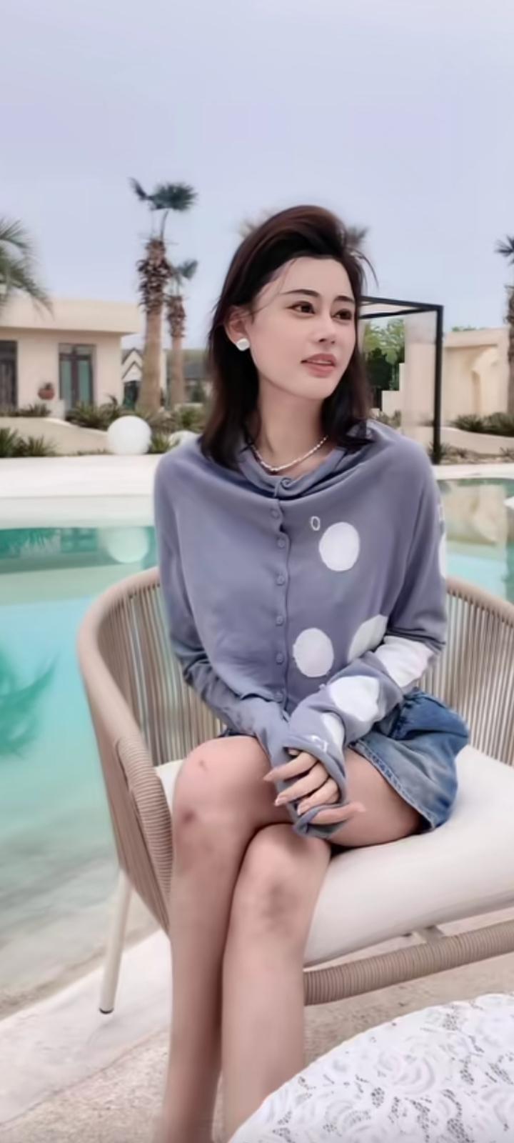 每一片叶子的脉络，每一颗果实的胀裂，都在不动声色地宣告，春天即将圆满，奔赴向盛夏