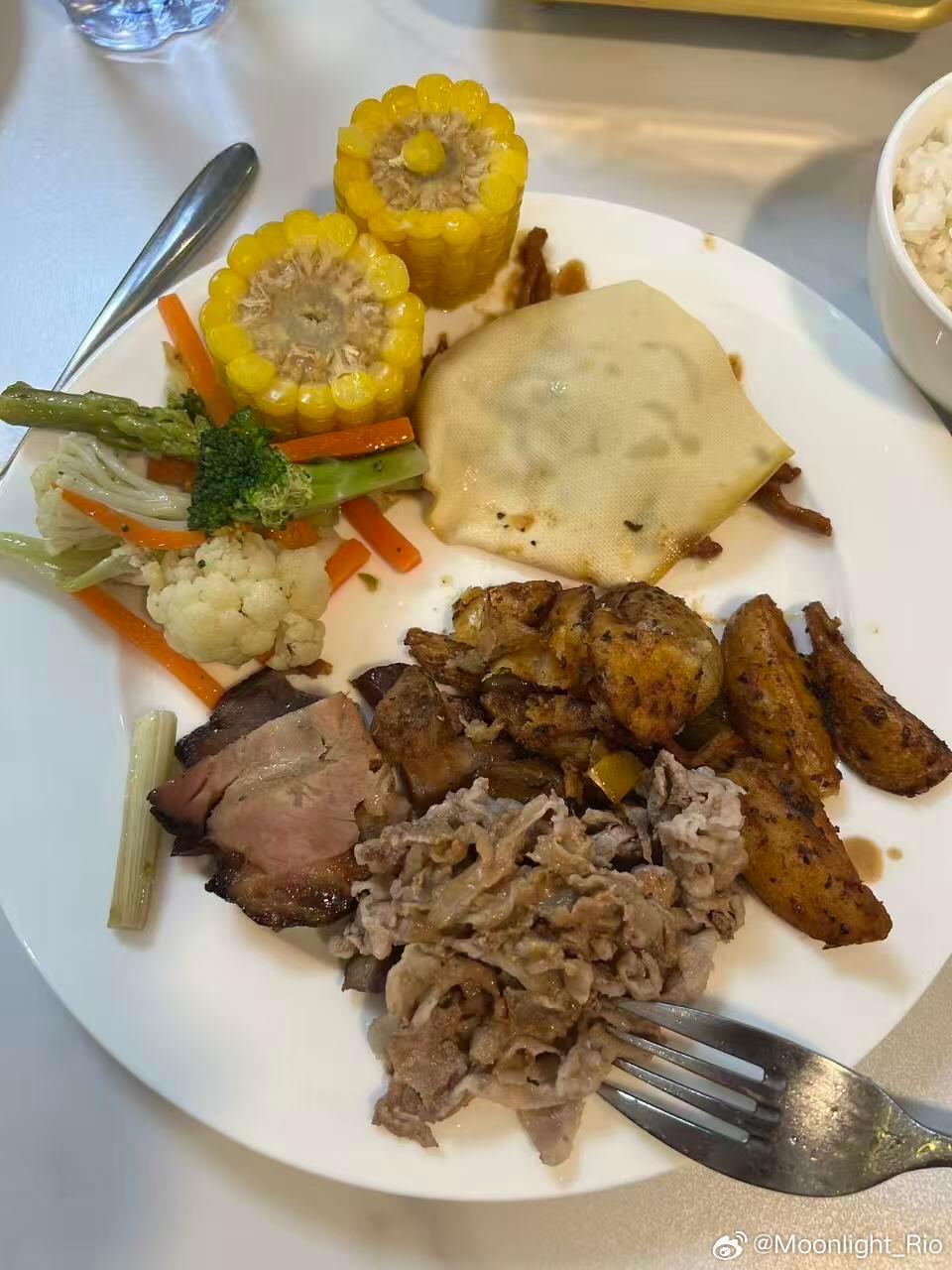 邱党：喜欢中餐和喜欢西餐的都要沉默了😍因为一香一个不吱声。图3是Sabine