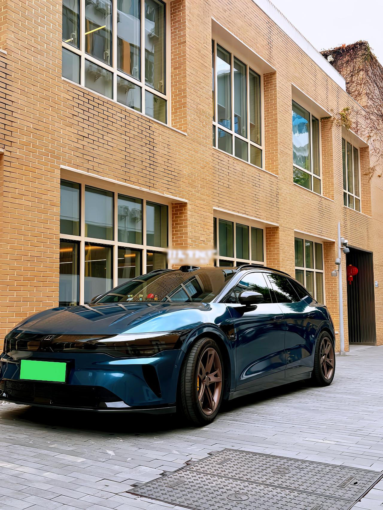 这套极氪007GT改得真舒服，阿瓦隆绿本身就很有高级感，再用TPU碳纤维点一下