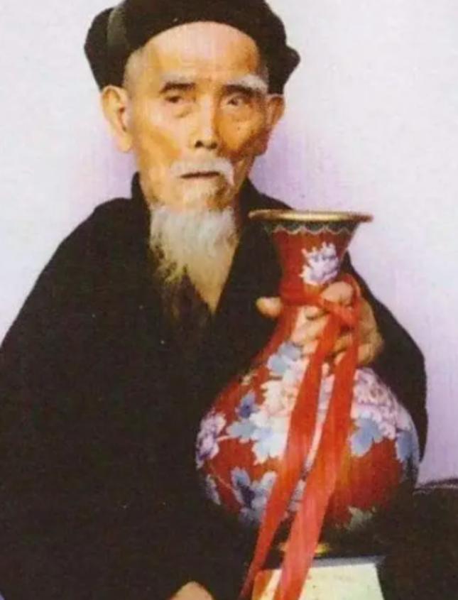 “中国长寿之王”龚来发，终身未娶活到133岁，可匪夷所思的是，他却有一个公认的“
