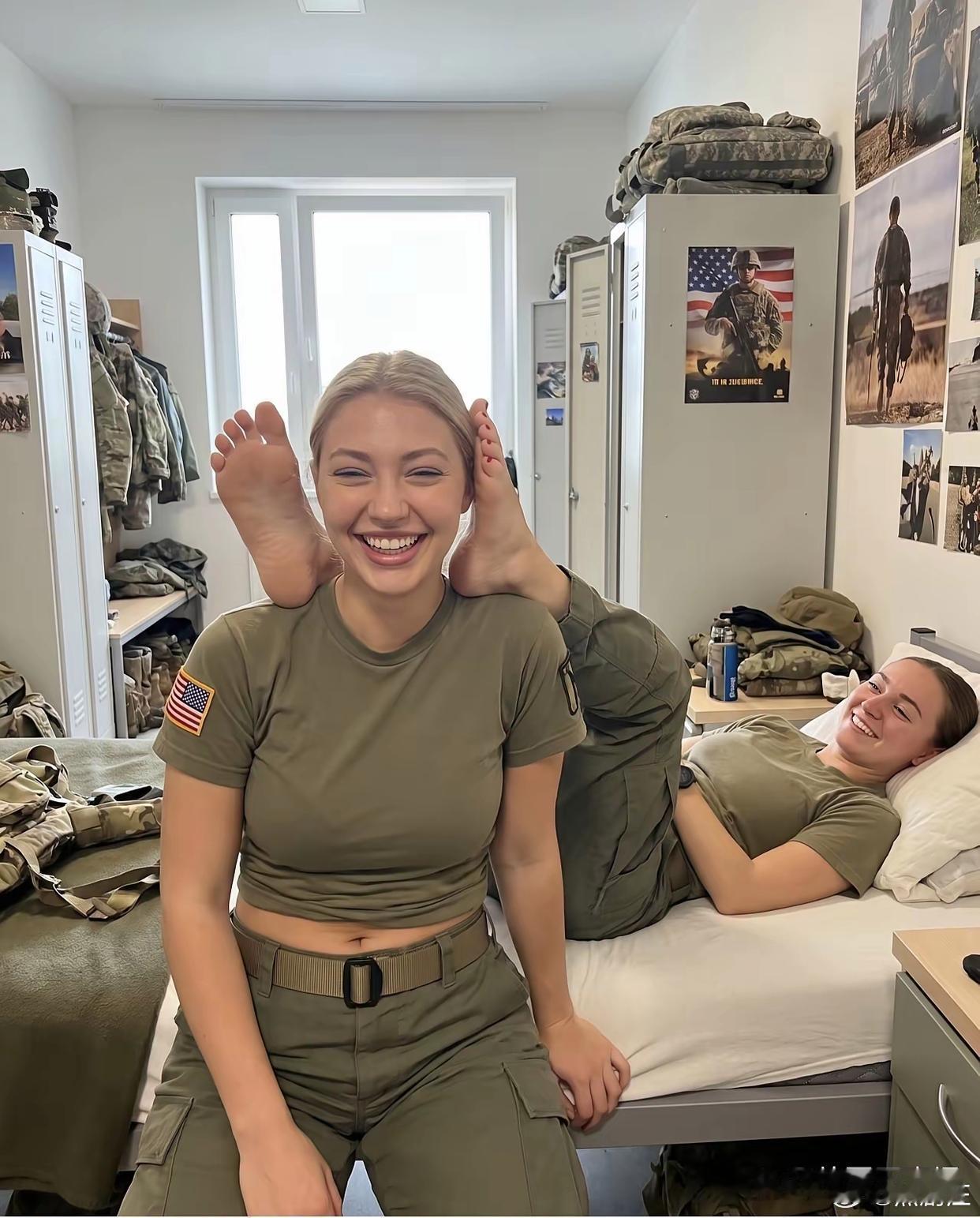 美军宿舍内的两个女兵，正在搞怪合影。不过怎么看上去，有点像AI合成的？太难分辨了