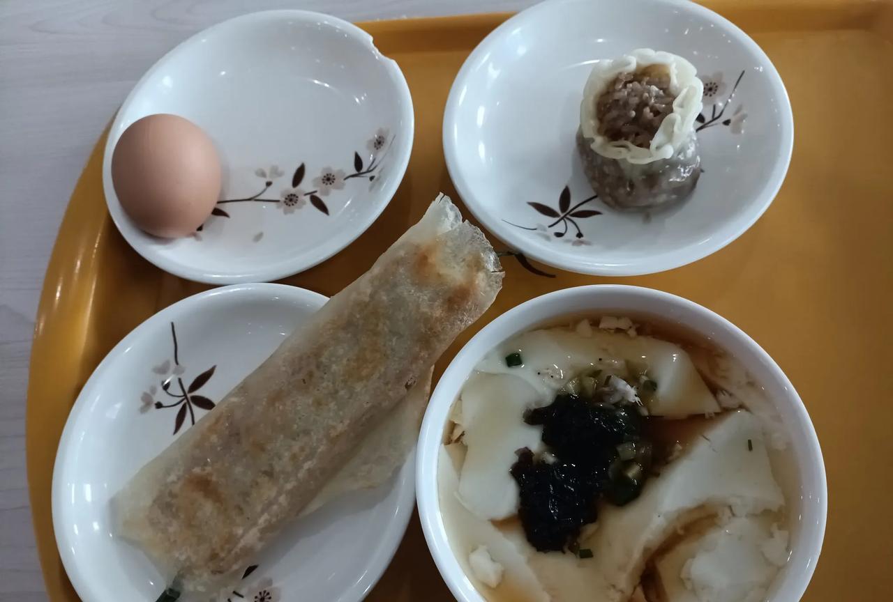 食堂餐：早餐8元，早餐16元。大家说贵不贵？这是我换了一个食堂吃