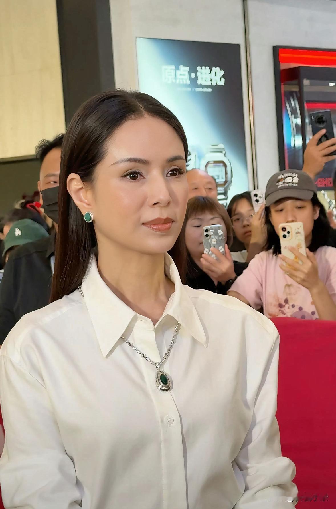 59岁的李若彤参加线下活动生图，这保养真得太牛了，头发乌黑，脸上和颈部基本没啥皱