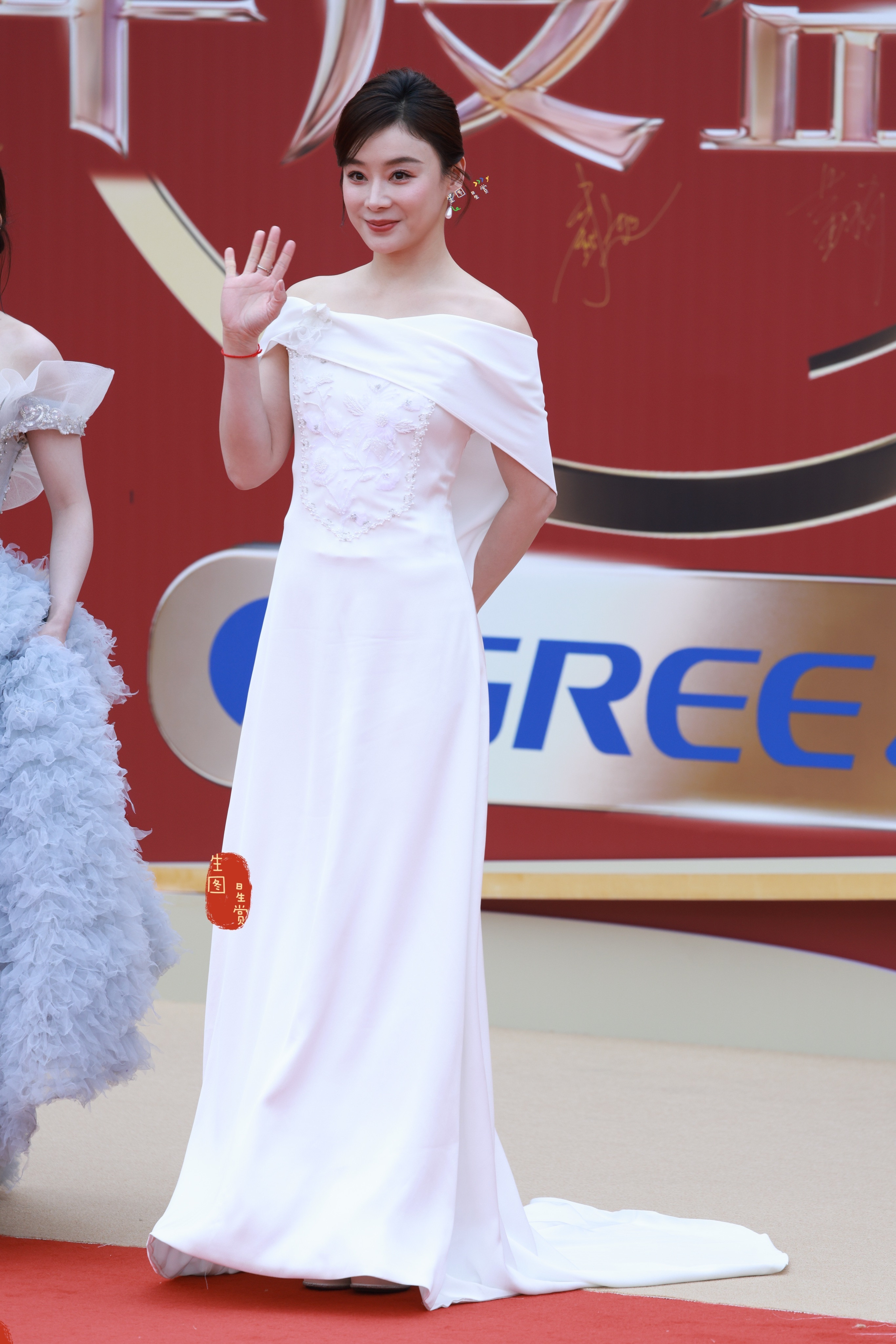袁姗姗CMG电视剧盛典红毯生图盘发配白色礼服清爽飘仙🫧cmg第四届中国电视剧年