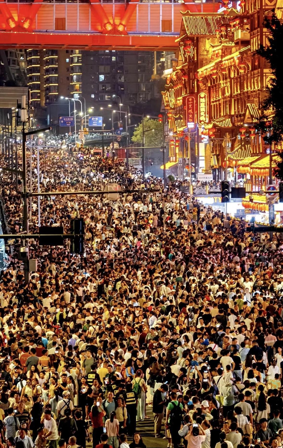 五一我姑妈没出门。退休金不到三千，五一机票快九百，酒店翻倍涨。她说一句大实话：