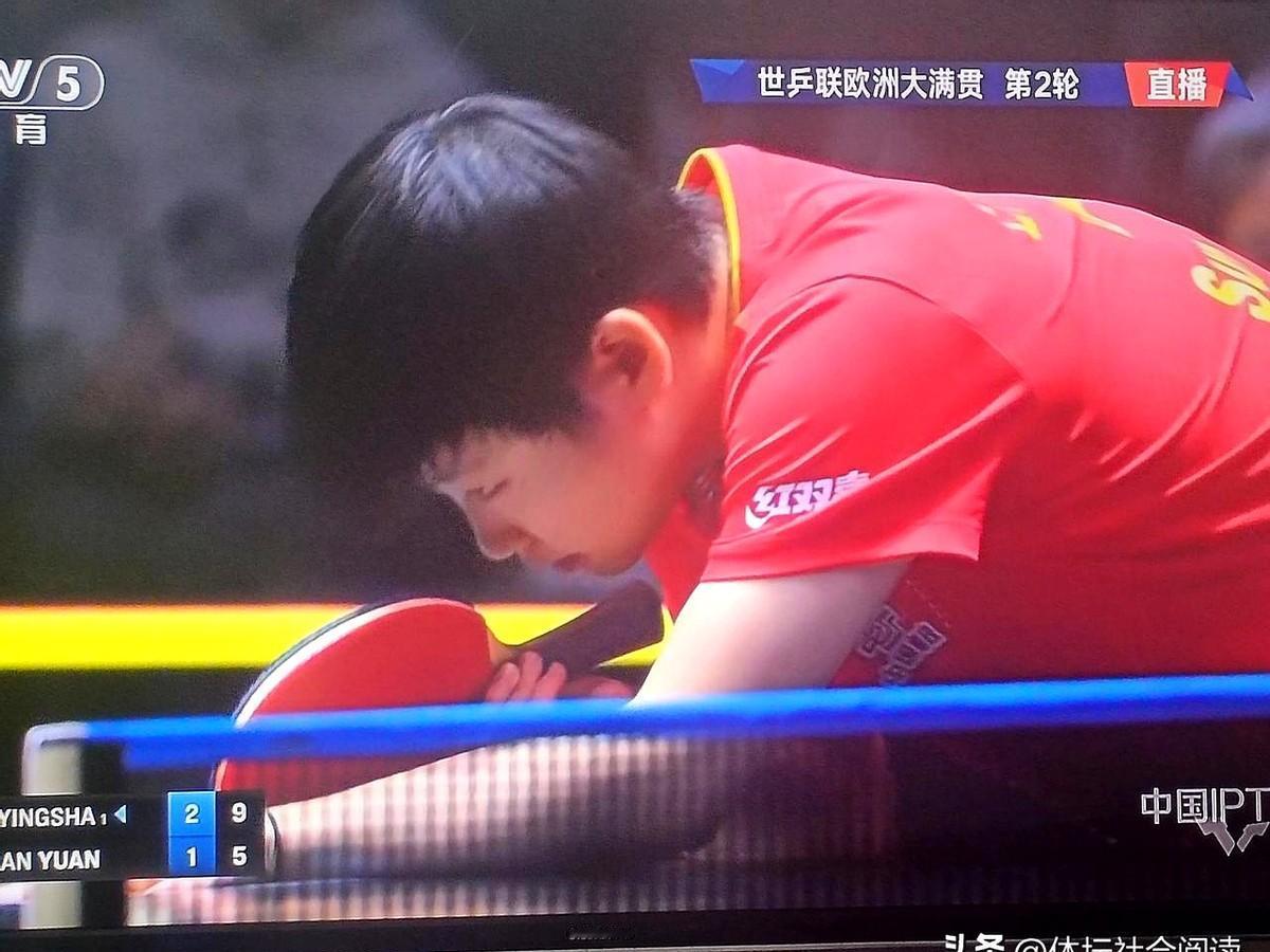 10:2，孙颖莎第一局就把袁佳楠钉在板上。第二局画风突变，她放掉一局，弹幕刷