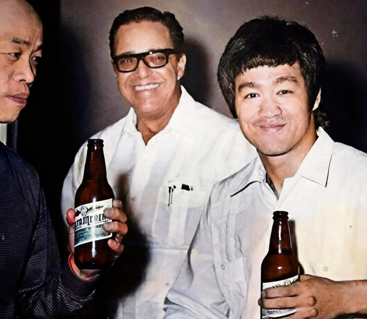 这是1965年李小龙在洛杉矶自家别墅设宴招待挚友。不经意间的一幕，便能窥见他功