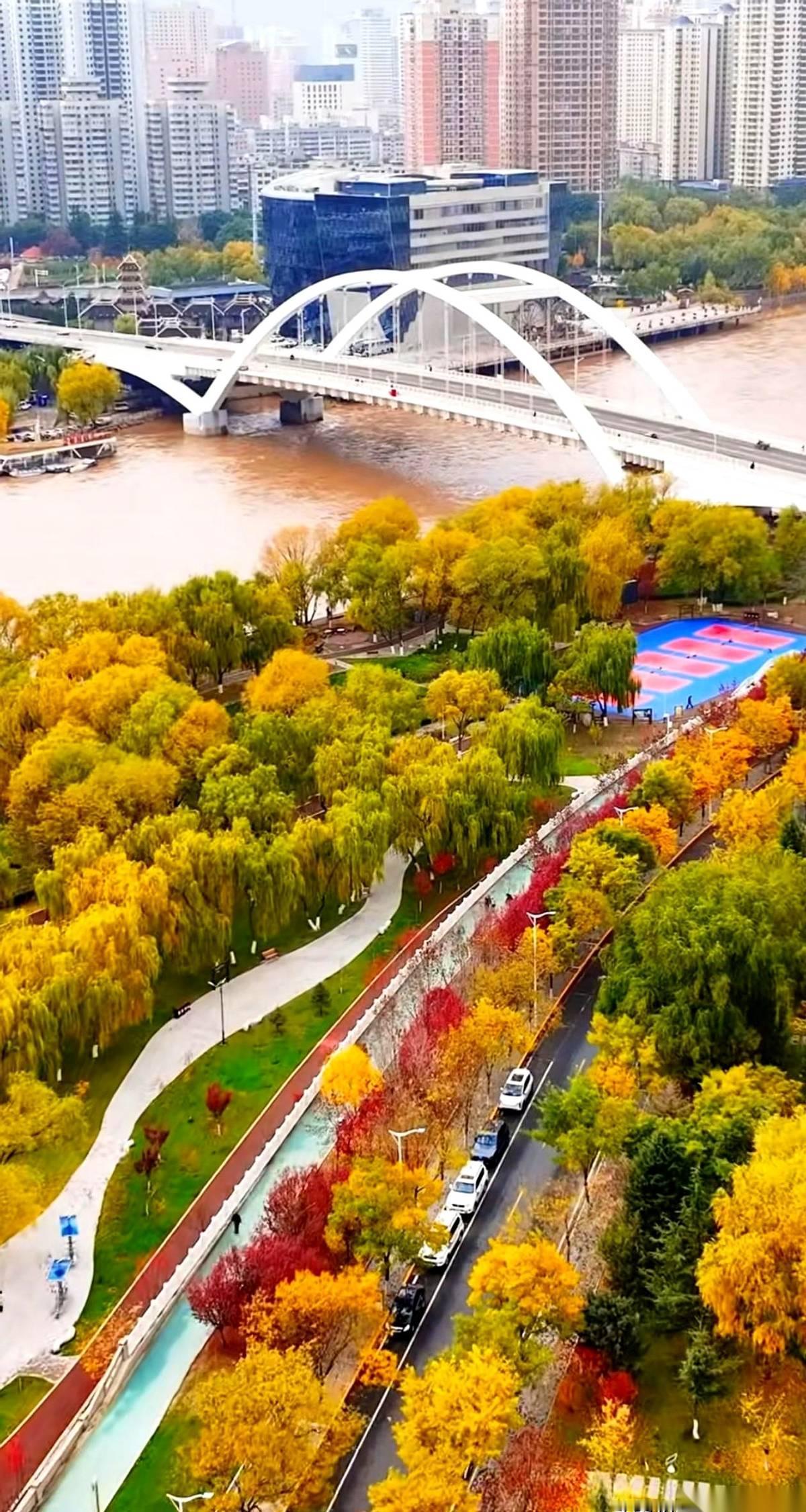 4000亿。就这一个数，最近在兰州，跟天气预报似的，天天被人念叨。有人说，悬