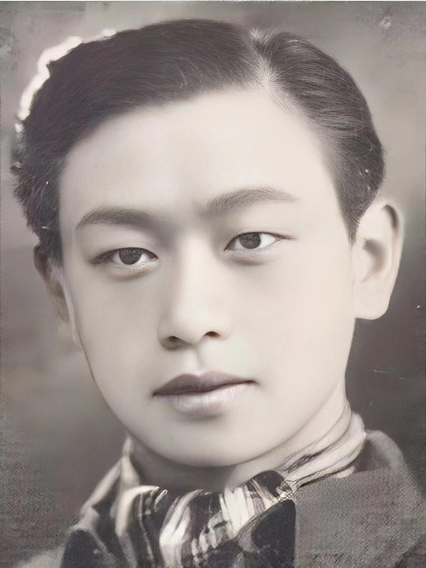 1939年，杀奸团队员祝宗梁，为了找出正在看电影的大汉奸，于是在屏幕上打了5个字