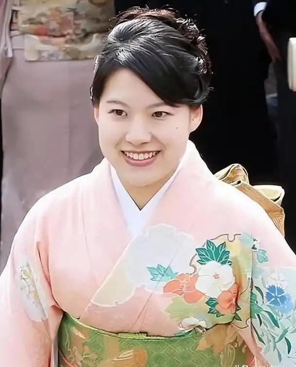 日本王室有一位不爱丑男的公主，堪称唯一的帅哥拥护者。在全员婚姻状况不佳的背景