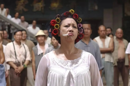 那年，拍摄《功夫》时，洪金宝身上被蚊子叮了300多个包，他请假回港看病，却接到周