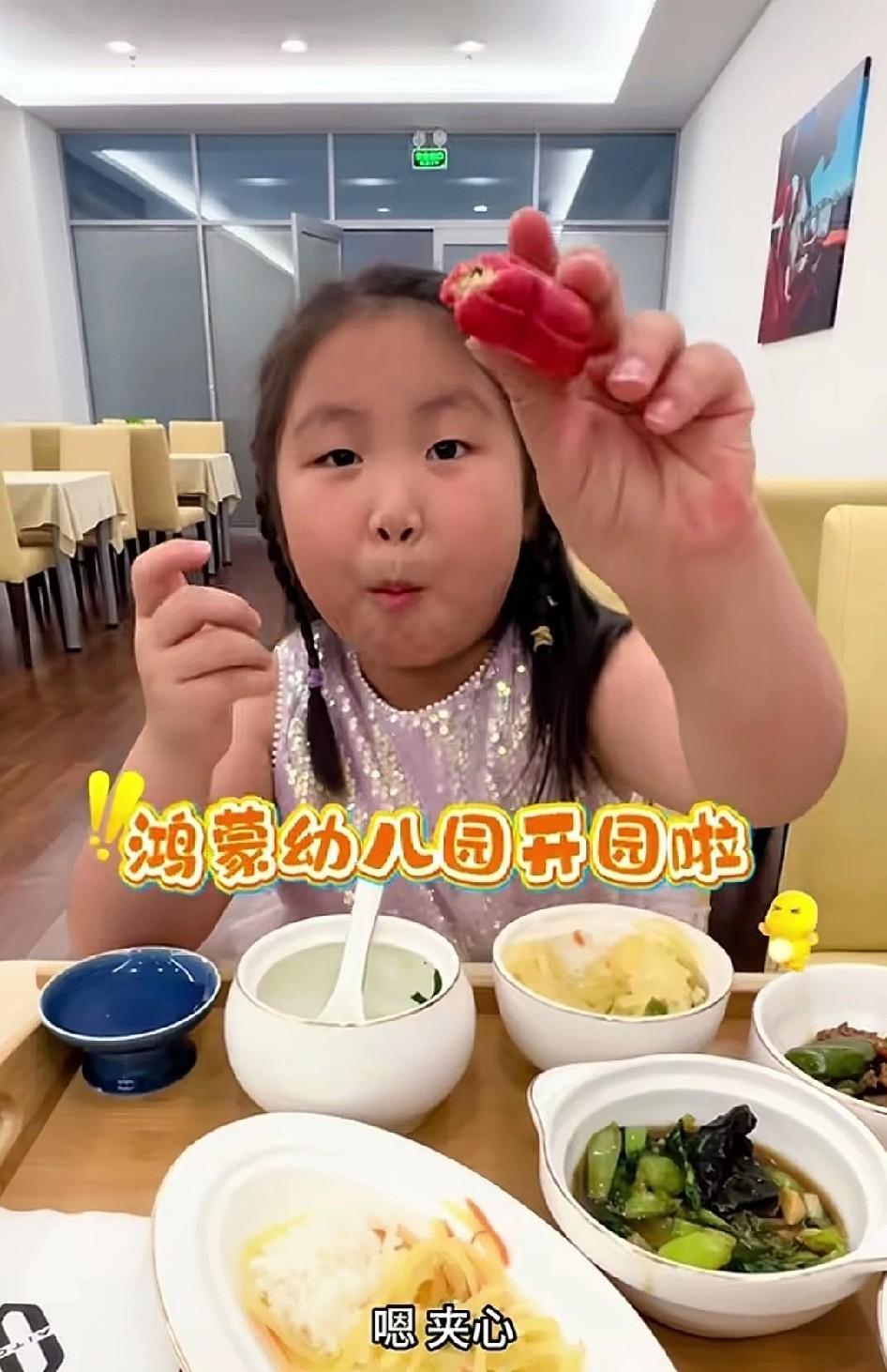 华为鸿蒙智驾的人是怎么办事的？把餐厅弄成这样，友商会作何感想？最近，一位女鸿蒙