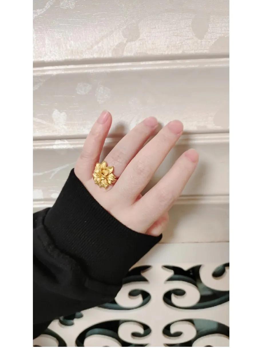 “15年前结婚,我偏要在金店挑最大的黄金花戒指姐妹们说‘太土’,我攥着戒指美得不