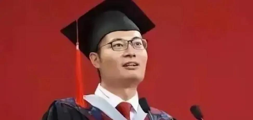 他是北大博士王永强，携妻子移民美国，此后20年未曾回国与家人联系，其母亲病危后，