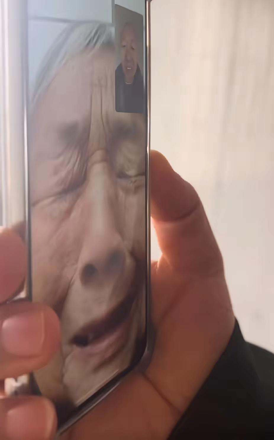 在外地工作的儿子在视频电话里跟老母亲说今年春节不回去了，就一句“没挣到啥钱”，屏