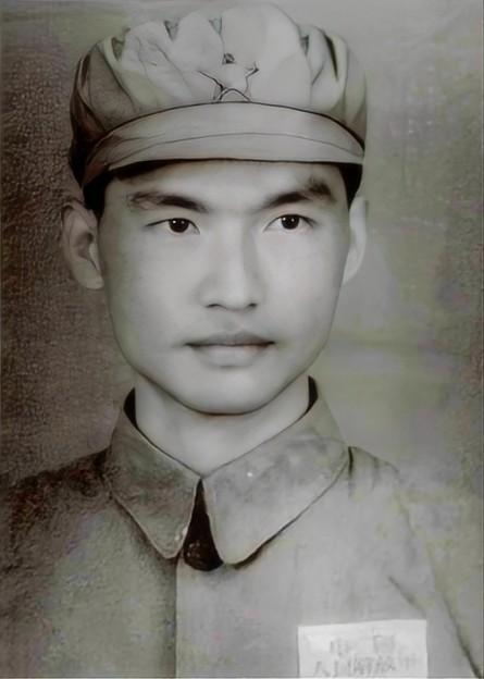 1947年10月16日，太子河边，一个满身伤痕、穿着国民党军装的男人被解放军哨兵