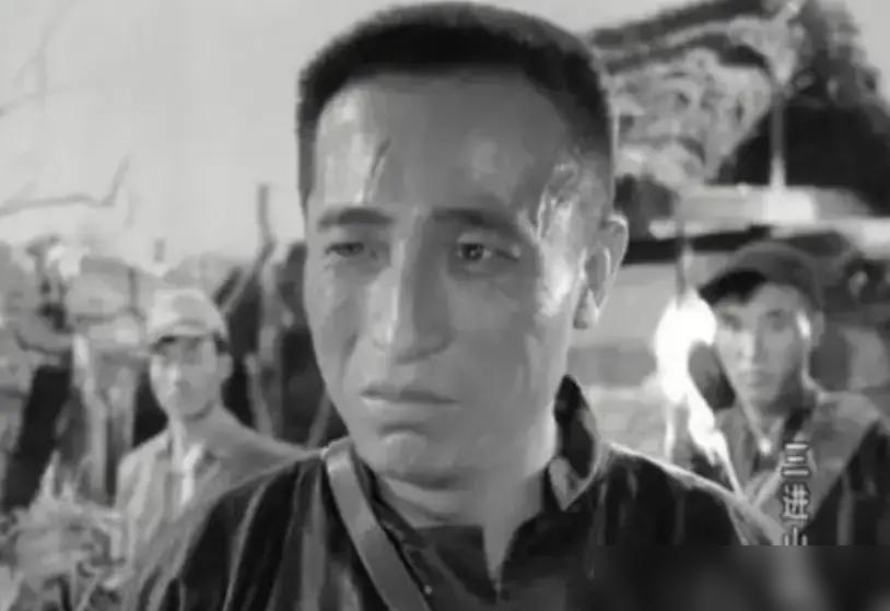 一个眼神就能把你吓到发抖的方辉，晚年却把家中挂满自己的“坏人”剧照，没一句怨言，