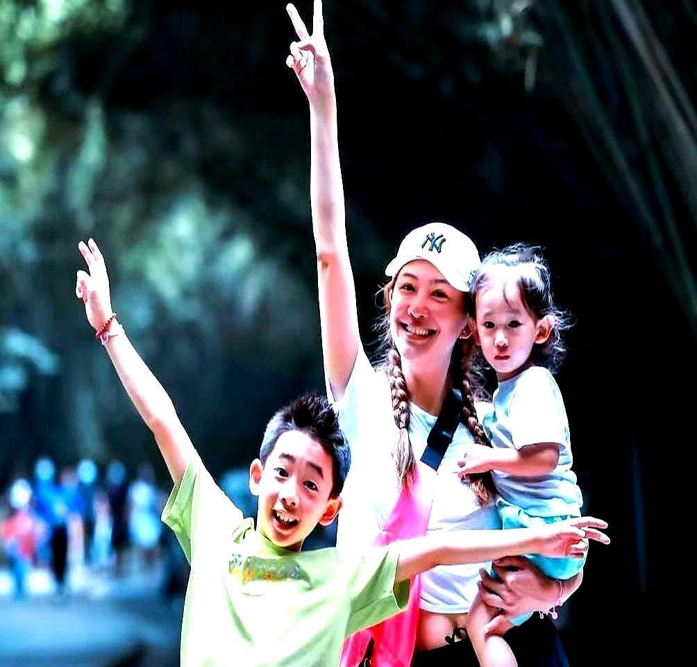 应采儿的基因，在这家算是白给了。大年初一的全家福一晒，直接炸了。陈小春旁边