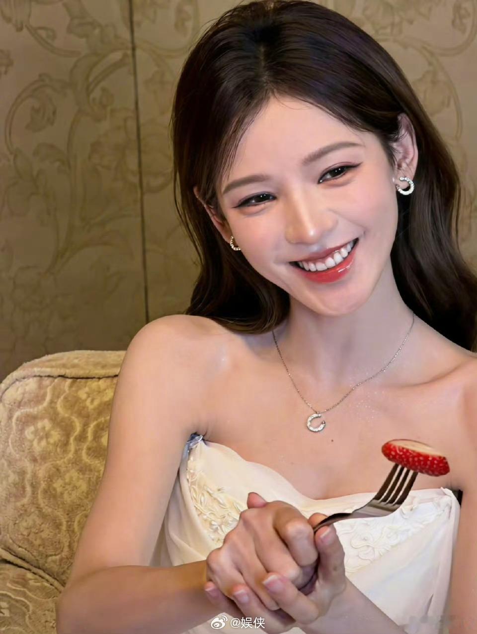 张予曦张口就要两台车张予曦实在型美女知道自己要什么的女人真的太有魅力了！张予曦