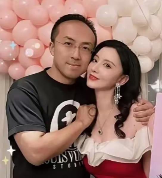 张萌晒出照片秀恩爱，网友们不禁感叹：美女大多都嫁给了丑男，这似乎也印证了“美女大