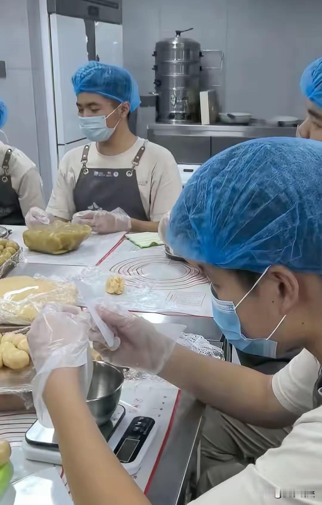 缺大德！”福建一孤独症机构中秋节前接了一200盒月饼的订单，20多个孤独症孩子辛