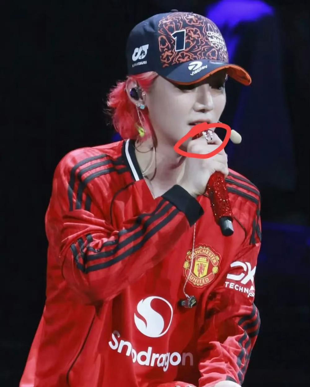 大家都别瞎猜了，鹿晗摘戒指，压根不是因为和关晓彤分手了，而是他为了避免跳舞太