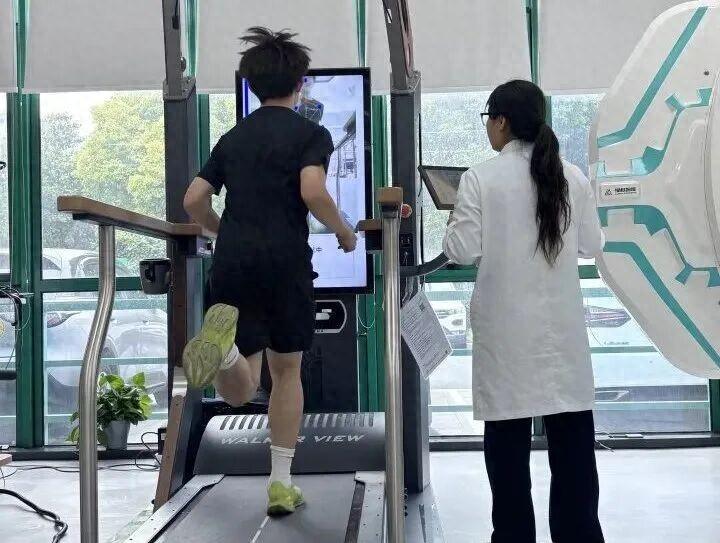 🐒第一批受害者已出现，很多都是青少年！家长们不要再给12岁以下孩子穿这种鞋了！