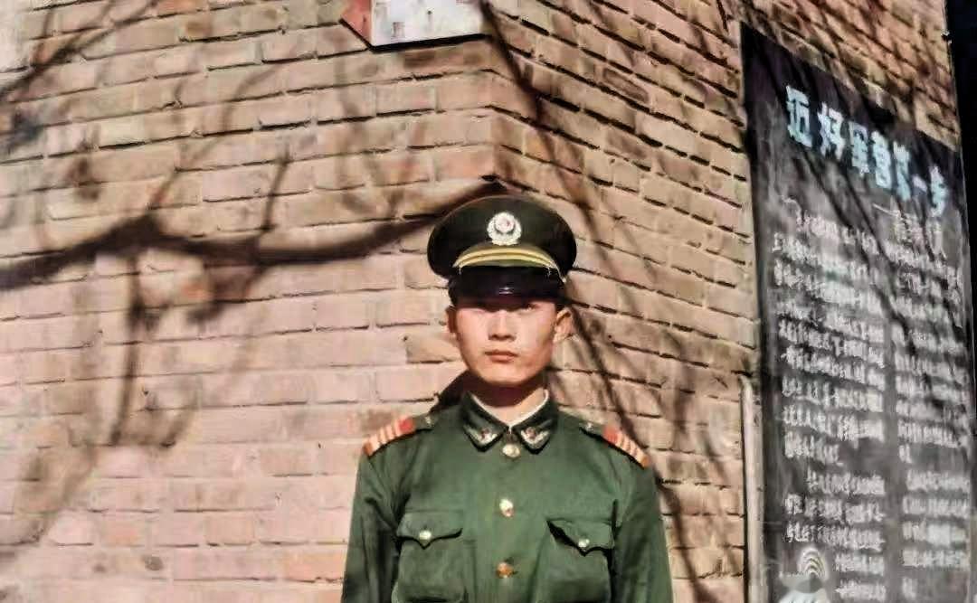 1993年，云南，一名武警战士回乡探亲住在姐夫家中，半夜他突然闯进姐姐的房间，发