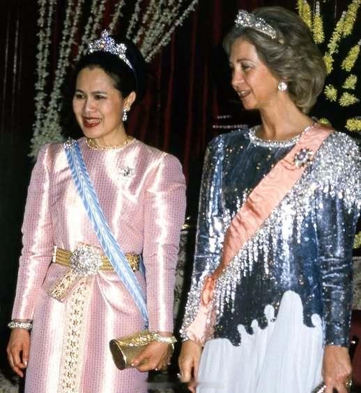 老照片西班牙索菲亚王后和泰国诗丽吉王后合照~今天下午，索菲亚将前往泰国驻西班牙