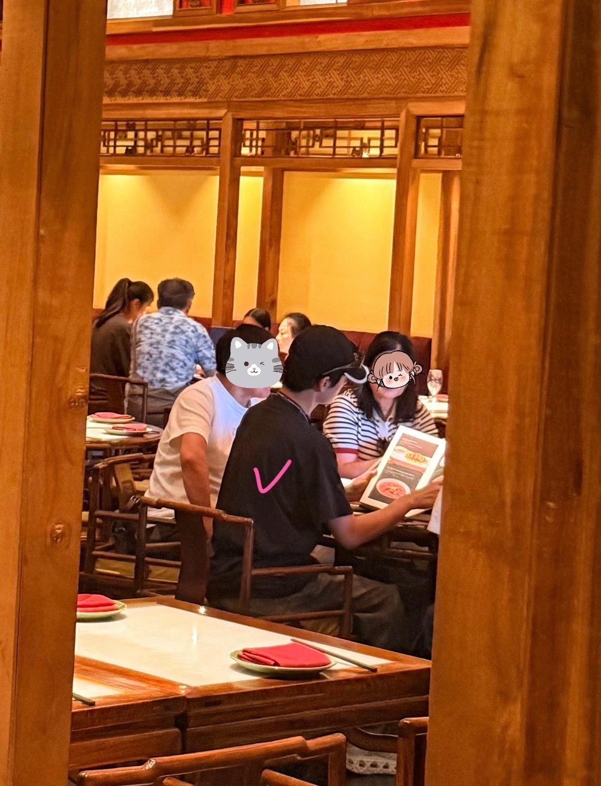 洛杉矶偶遇杨洋吃中餐网友洛杉矶偶遇杨洋就算是杨洋到了国外也得吃中餐