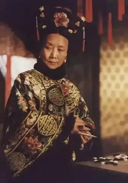 左宗棠西征之前，慈禧和他有过一次一对一的召对。左宗棠准备了一大堆资料，做足了功课