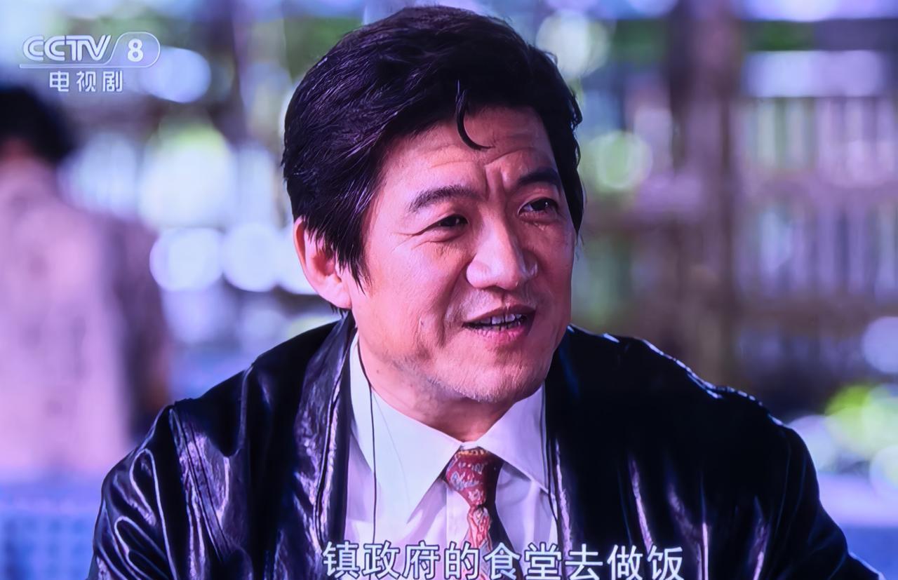 你看她吵架时青筋暴起，那不是演出来的，是疼出来的。朱媛媛拍《小城大事》时，结肠