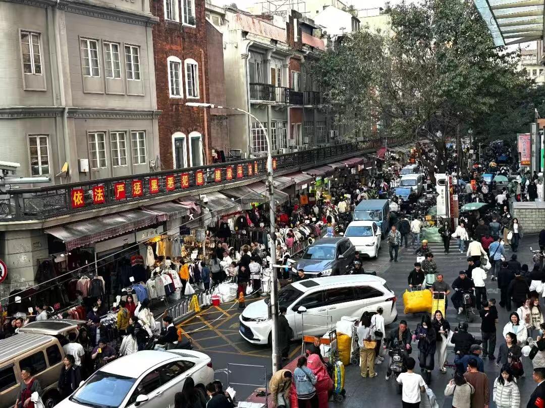【广州十三行服装市场清仓】今年1月以来，广州十三行服装市场陆续清场特卖，吸引大批