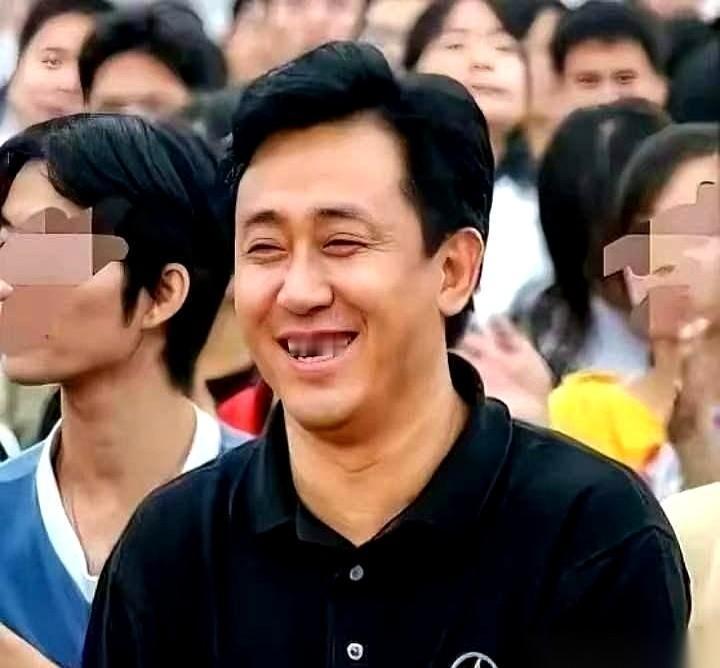 法庭上，许家印低着头，认了。非法集资、职务侵占，一共八项重罪，他全认了。可法庭