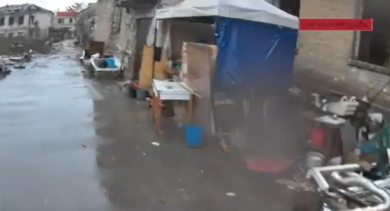 一段视频显示俄罗斯军队于2025年11月24日在波克罗夫斯克市中心的米拉大街巡逻