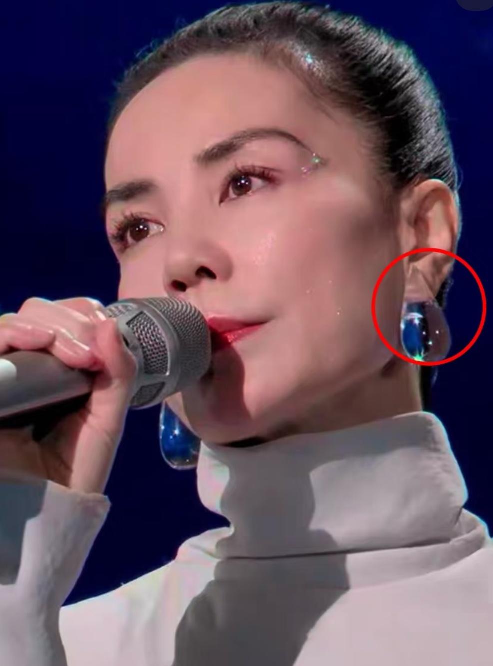 破案了！王菲之所以画这个眉毛是因为尊重自己的喜好。王菲怎么也想不到，