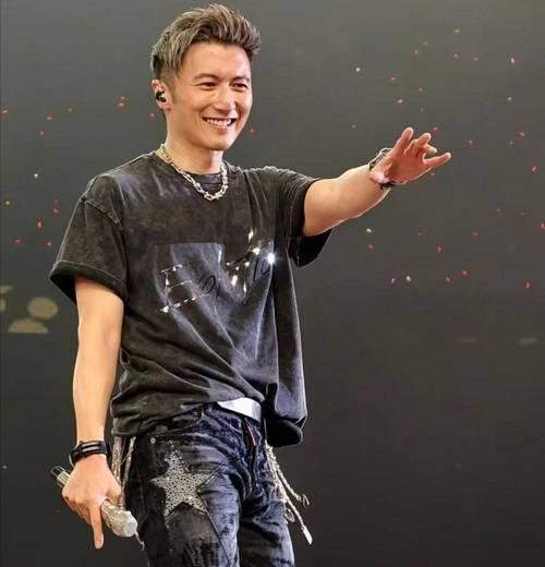 谢霆锋武汉演唱会造型引发热议，他身穿破洞牛仔裤登台，随性又酷帅，表演时破洞处意外