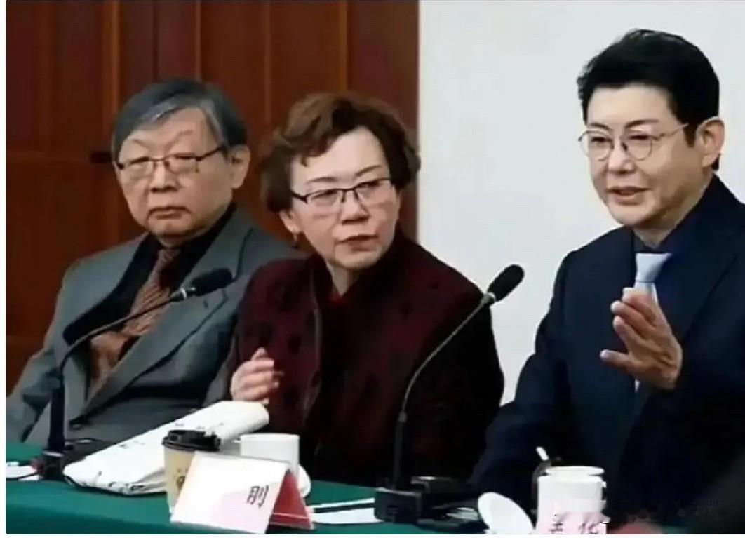 这是程之先生百年诞辰纪念座谈会在上海的现场，程前与哥哥程万、姐姐程芊，兄妹三人并
