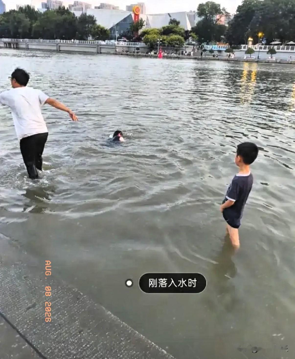 天津之眼母子溺水现场有一分钟黄金救援窗口，母亲半昏迷漂向河心，手里还抓着儿子，本