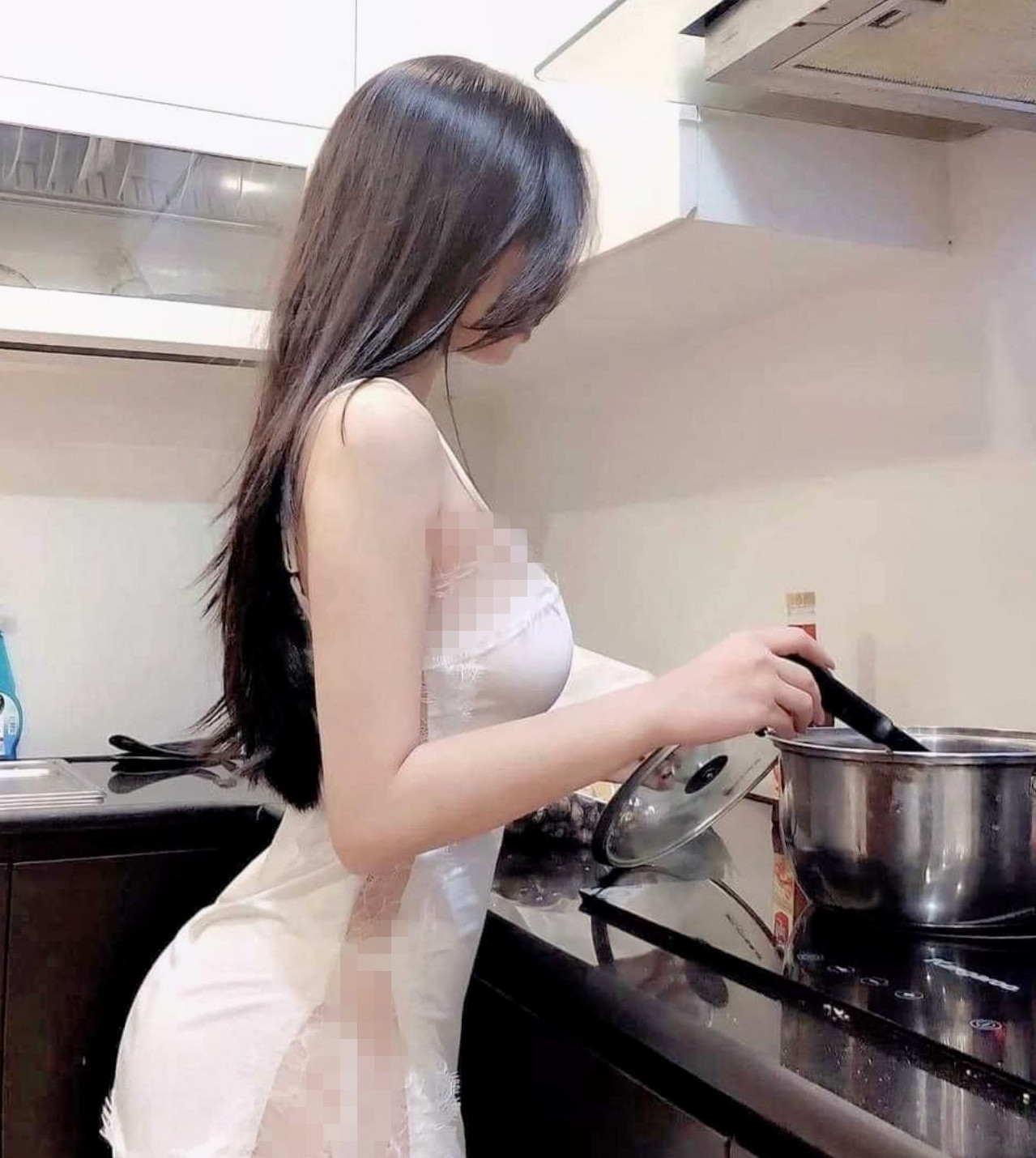 妻子去开会，视频里她浴袍领口有点低。