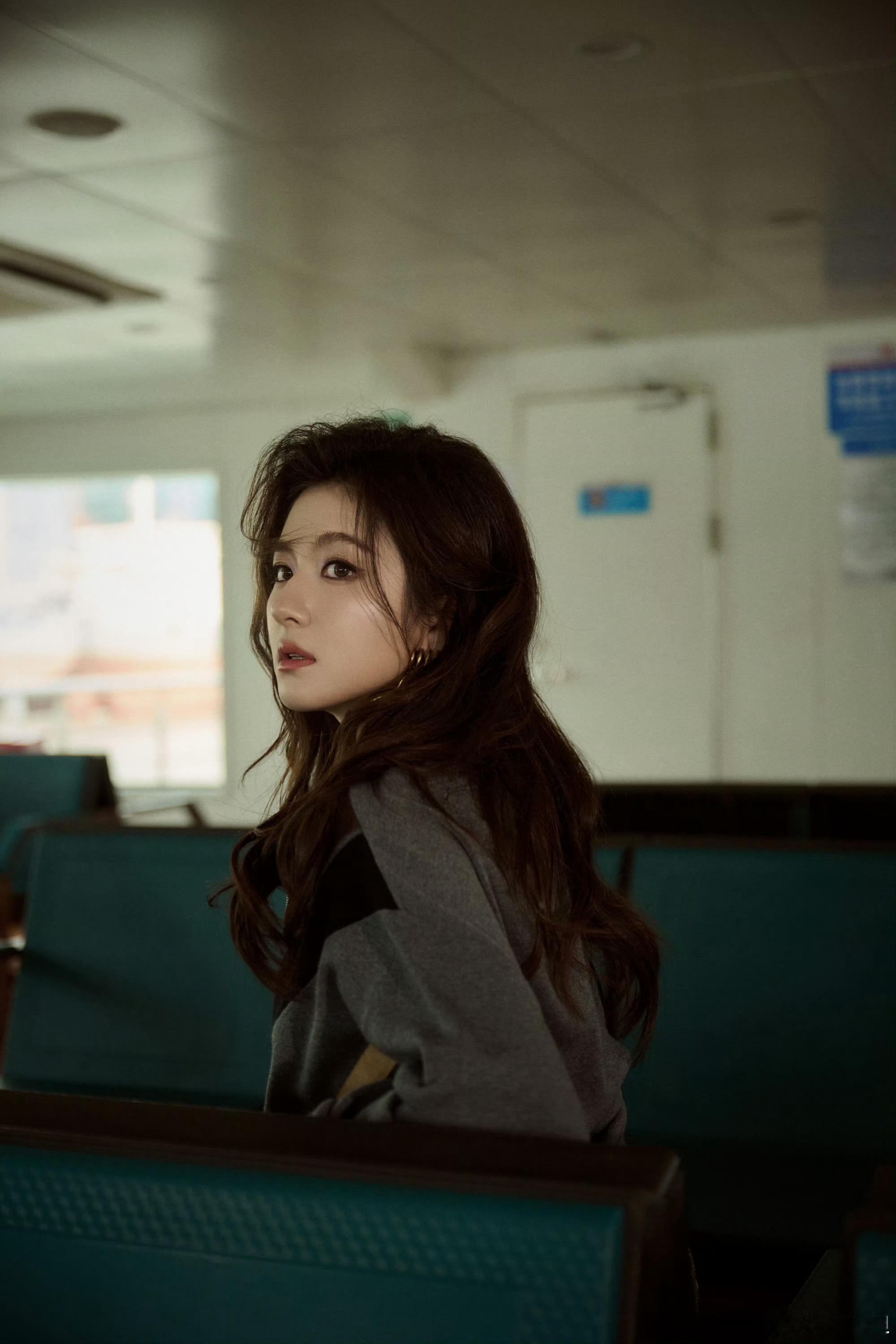 媒体说李兰迪完全不用P图李兰迪轮渡大片这组轮渡大片直接把我魂勾走了🥹慵懒卷毛