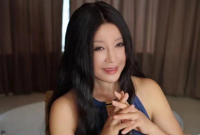 刘晓庆晒三毛定妆照引热议，网友：气质差太多，还是武则天更适合刘晓庆近日晒出一组