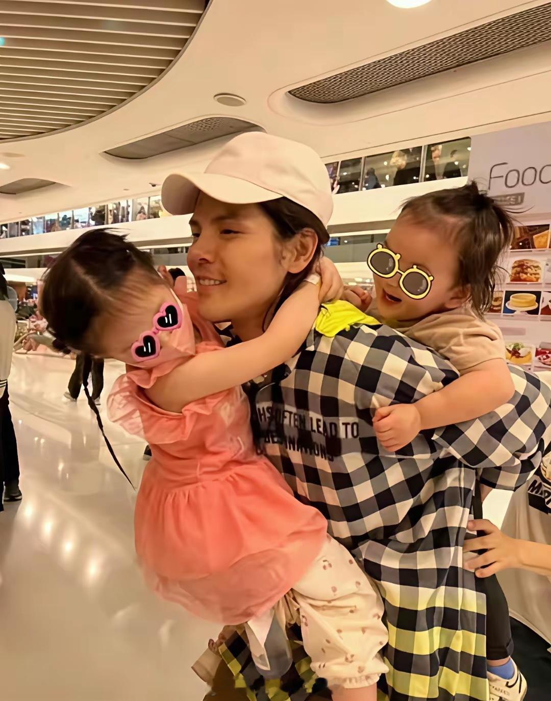 时间过得好快，向笙都3岁了！留着长发，已经有了小小少年的模样，但依偎在妈妈身边还